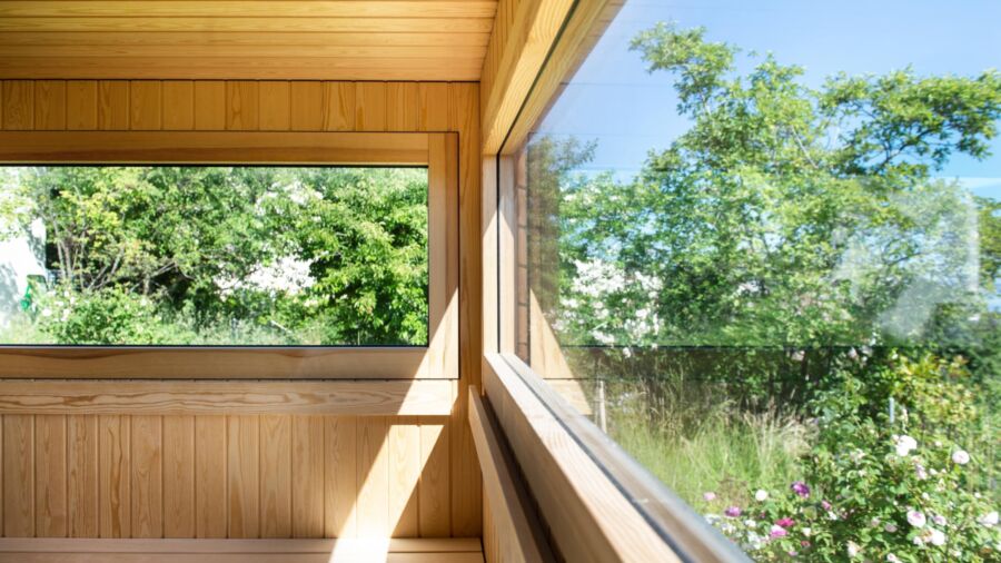 Kueng wellnes aussensauna gorsses fenster min