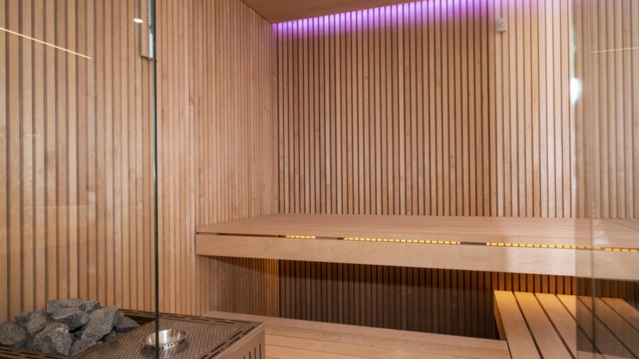 Kueng wellness goldinger innensauna liegen 2023 03 01 163405 rctj min