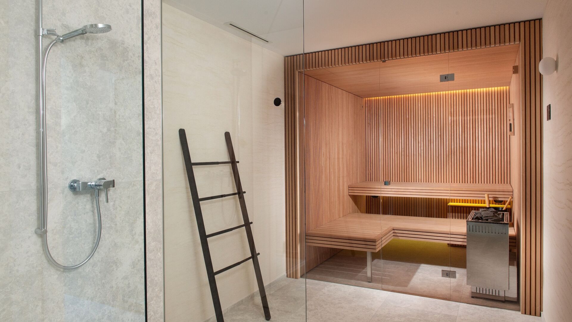 Kueng wellness header dusche sauna