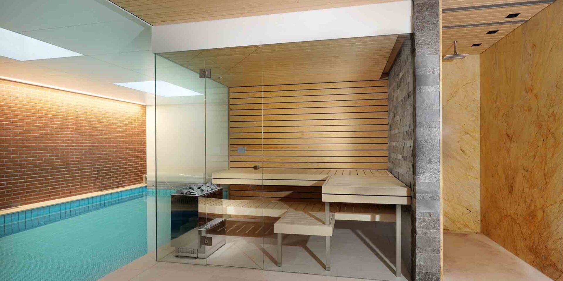Sauna aus Polarkiefer mit Glasfront