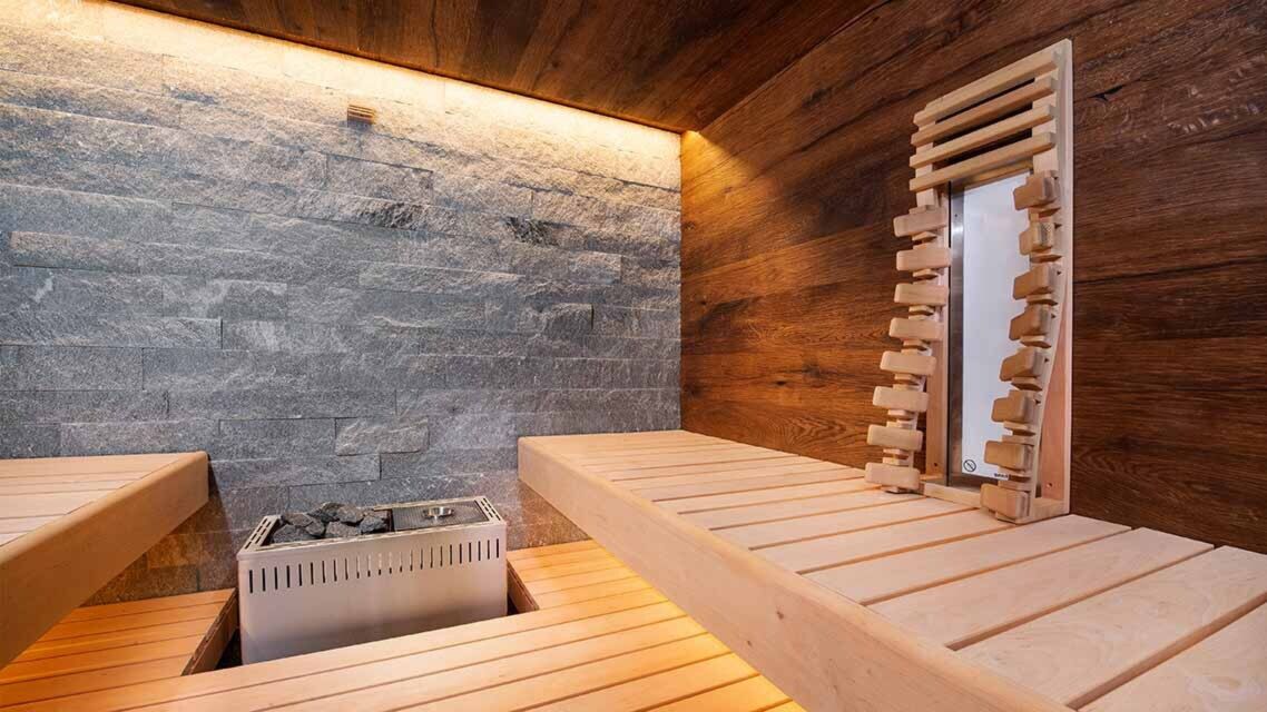 Sauna mit infrarot strahler in lehne
