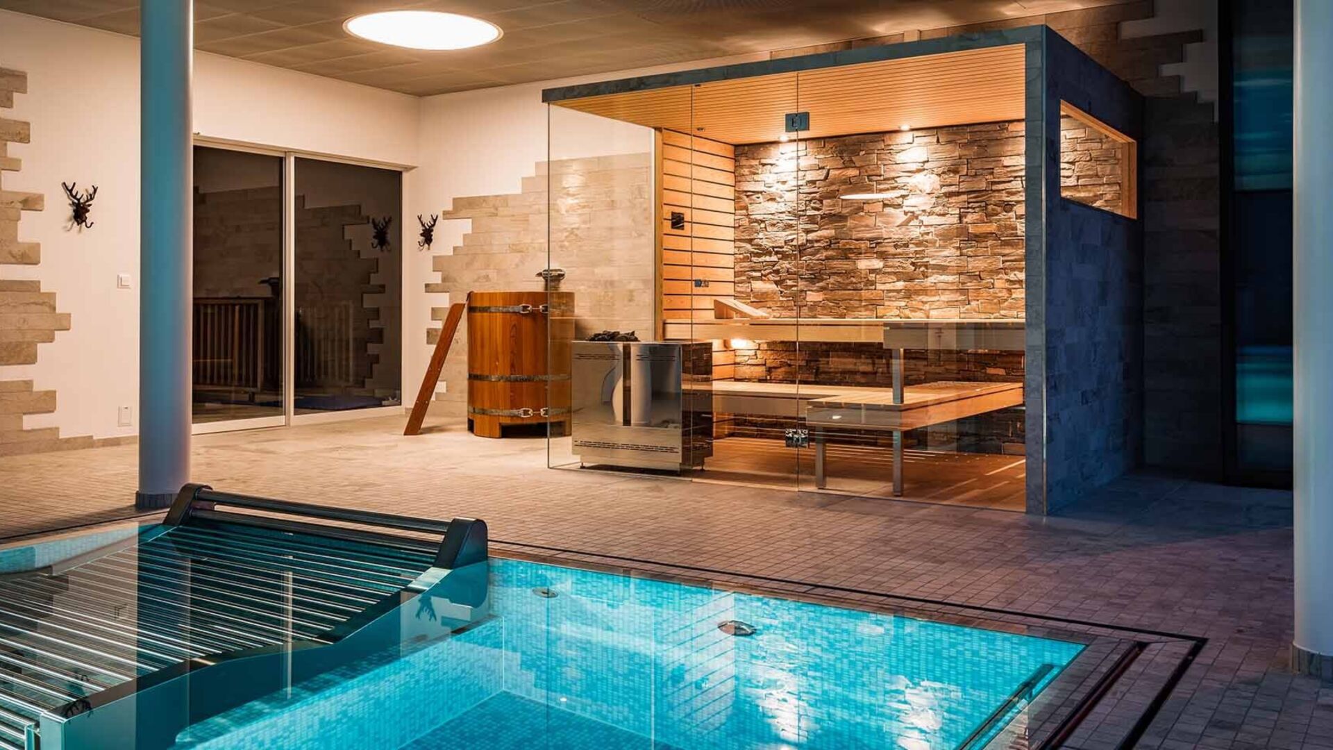 Sauna aussicht pool naturstein tauchbecken kueng wellness