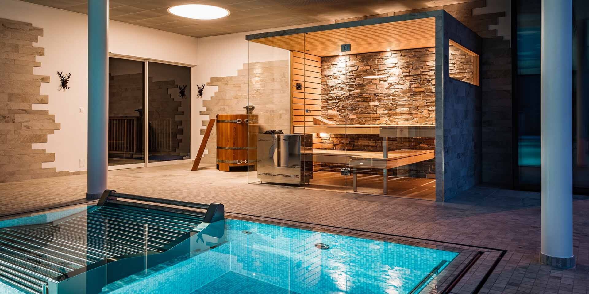 Sauna aussicht pool naturstein tauchbecken kueng wellness