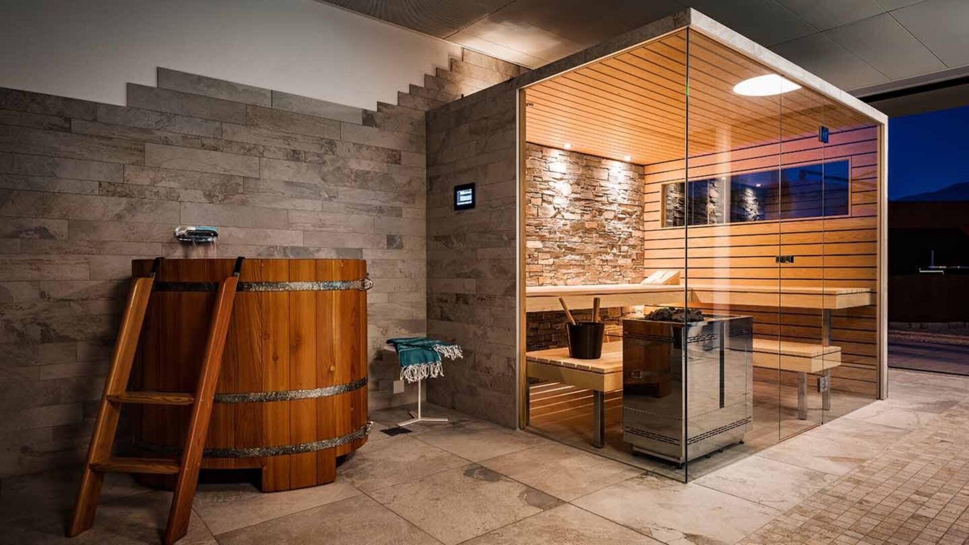 Sauna aussicht pool polarkiefer naturstein tauchbecken galerie kueng wellness