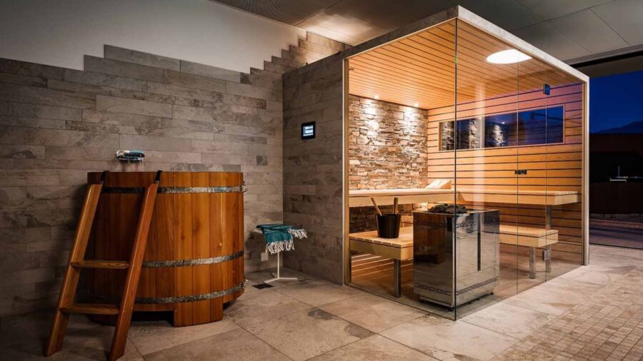 Sauna aussicht pool polarkiefer naturstein tauchbecken galerie kueng wellness