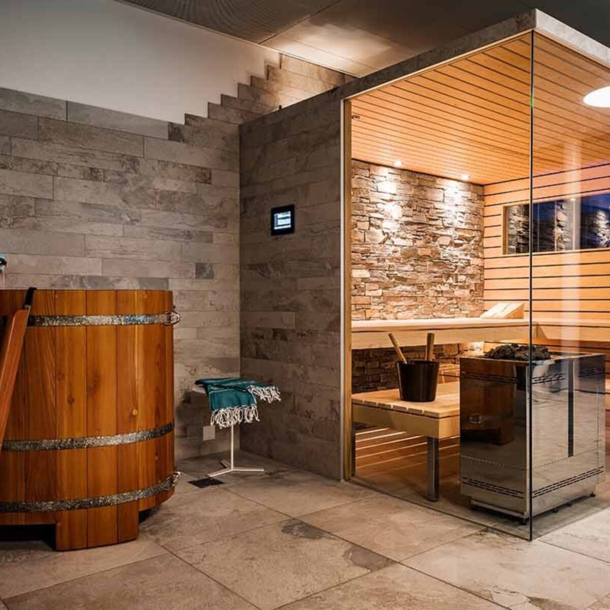 Sauna aussicht pool polarkiefer naturstein tauchbecken galerie kueng wellness