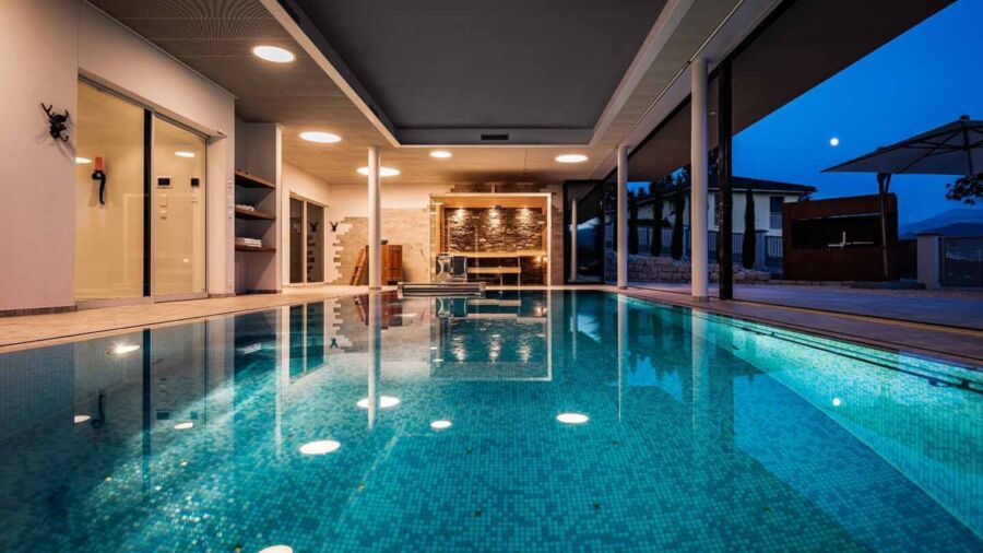 Sauna aussicht pool polarkiefer tauchbecken holz galerie kueng wellness