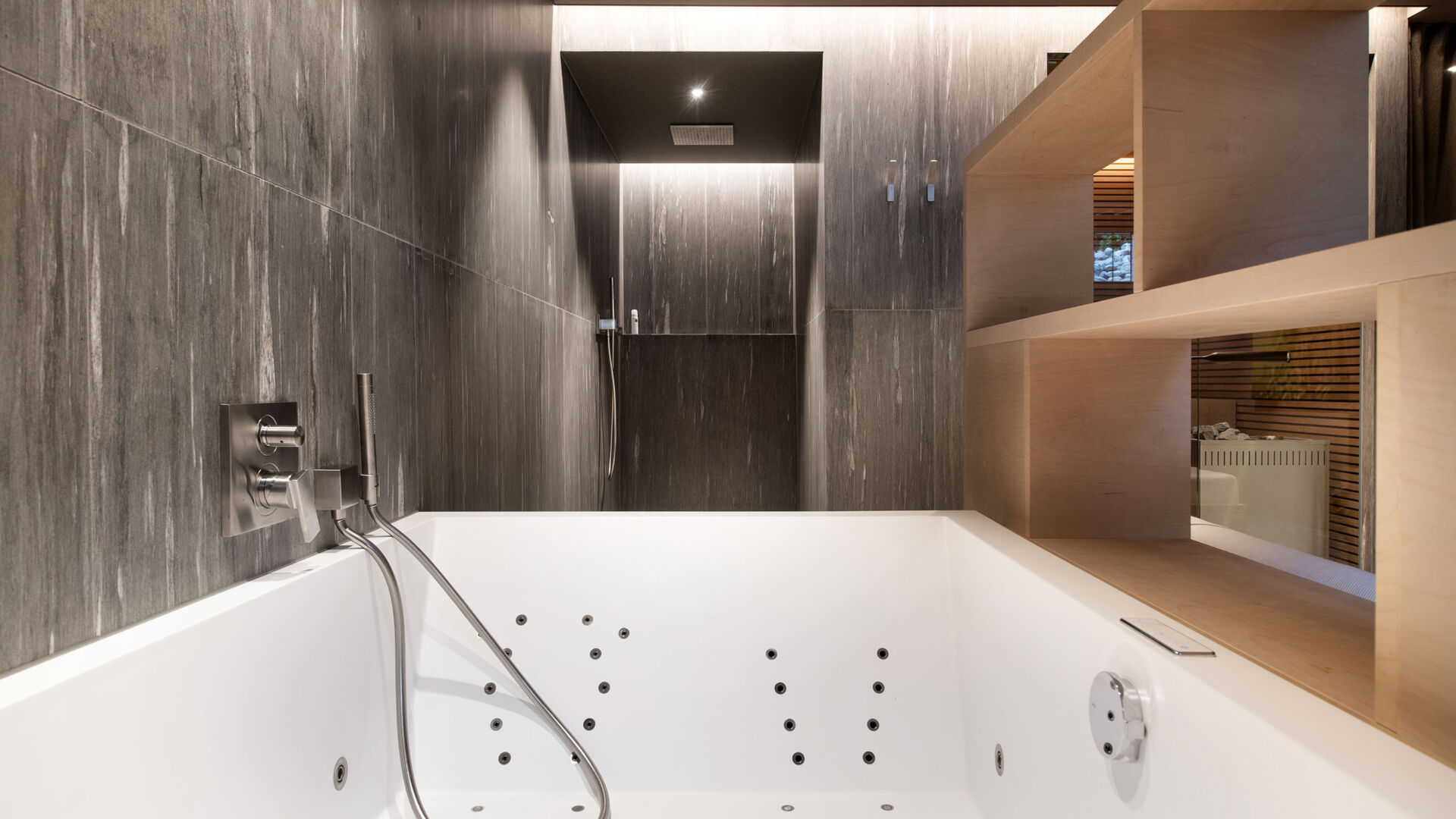 Wellnessoase whirlwanne kueng wellness