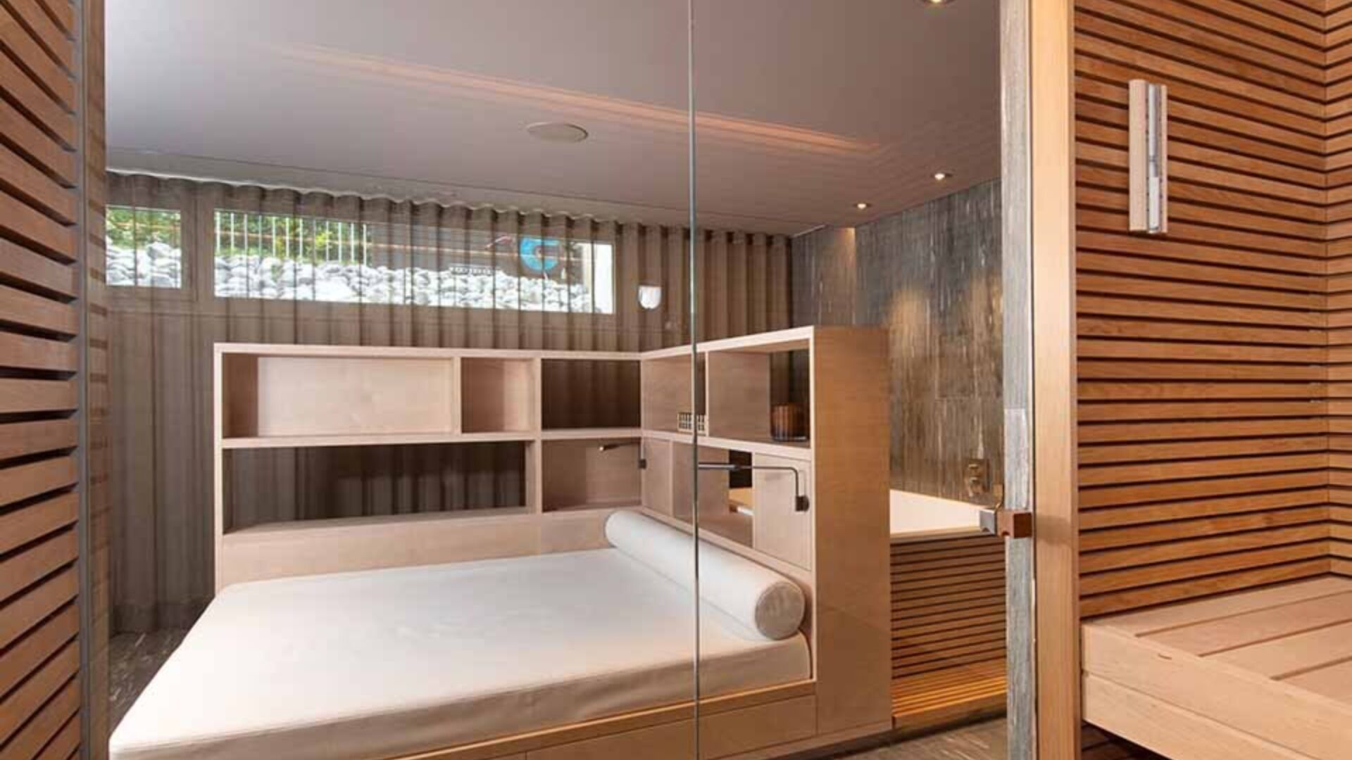 Ausblick aus der Sauna mit Stabprofil auf Liegeoase für 2 Personen