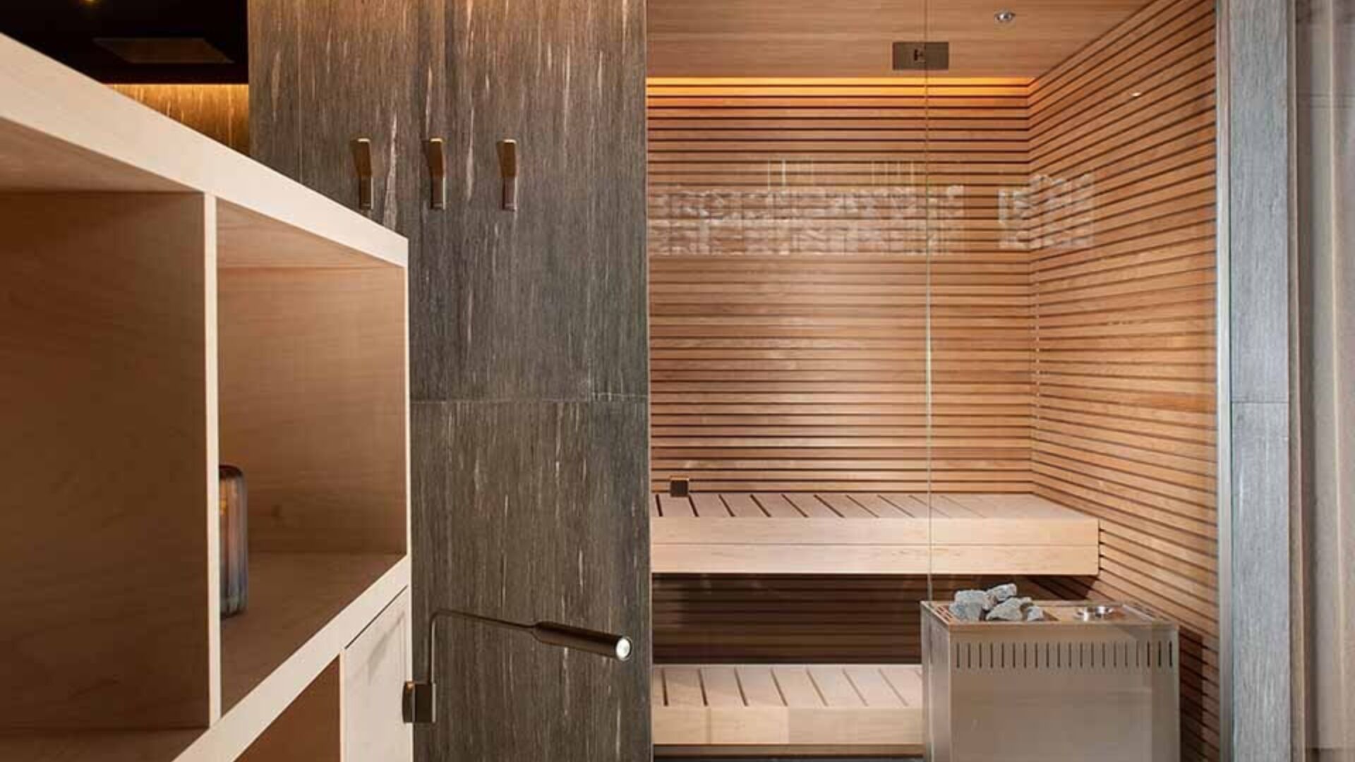 Wellnessraum mit elegantem Valser Quarzit mit Bio-Sauna aus Red Cedar Holz