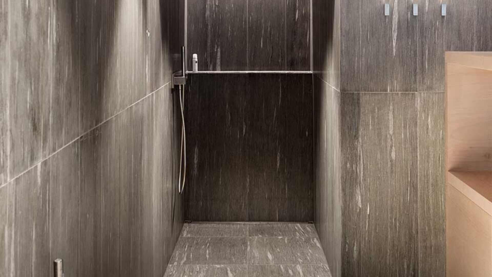 Erlebnisdusche mit Regendusche und Whirlwanne