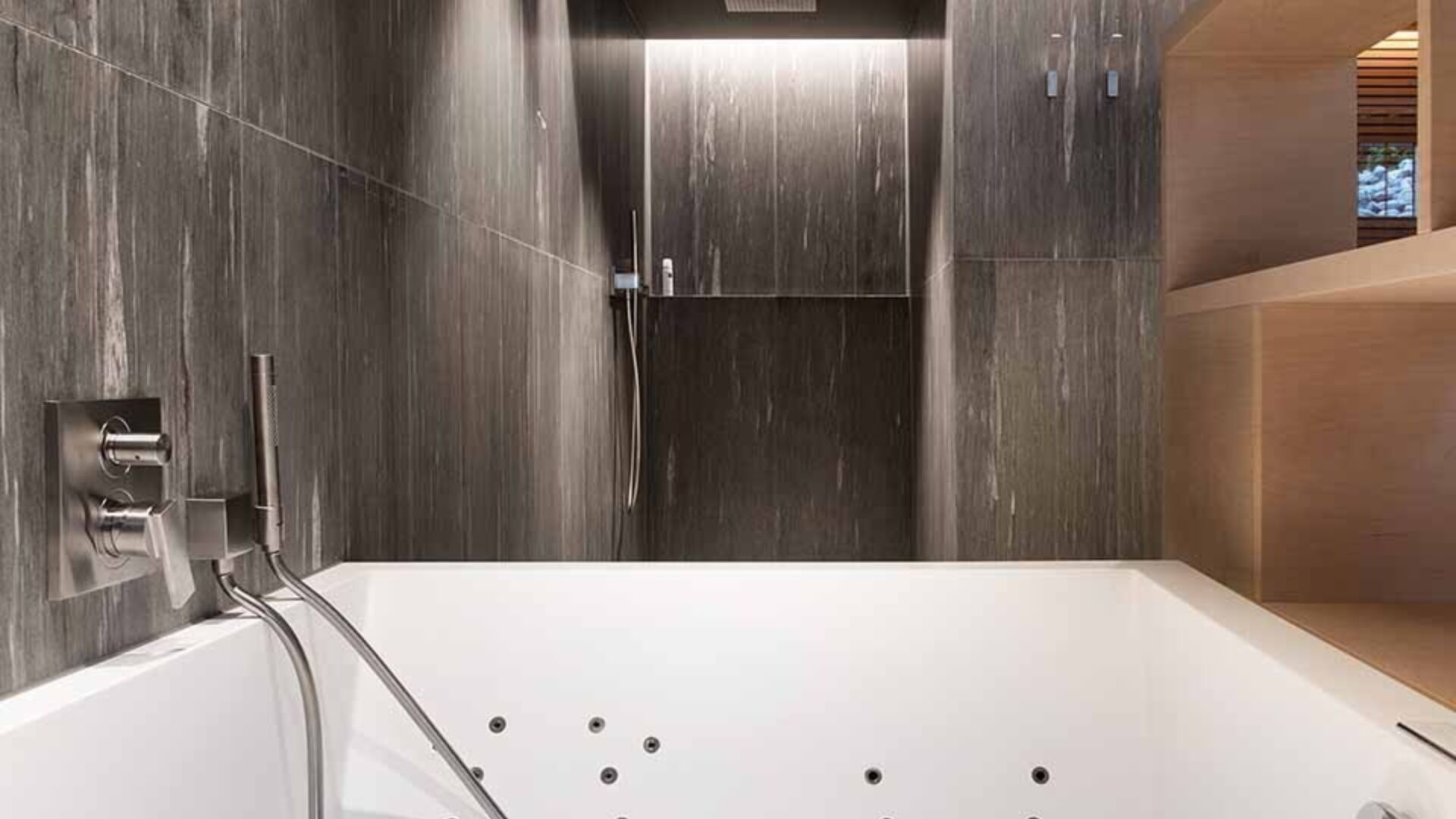 Wellnessbad mit Erlebnisdusche und Whirlwanne