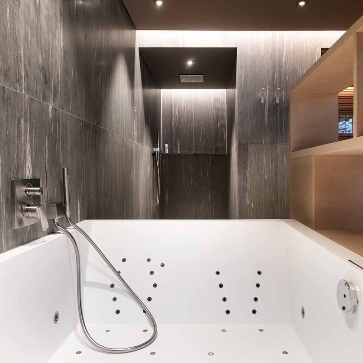 Wellnessbad mit Erlebnisdusche und Whirlwanne