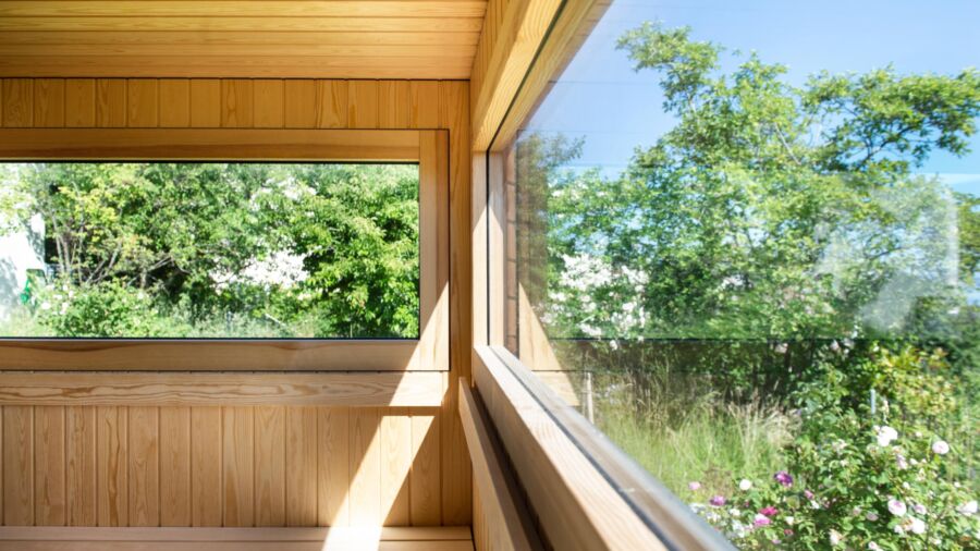 Kueng wellnes aussensauna gorsses fenster