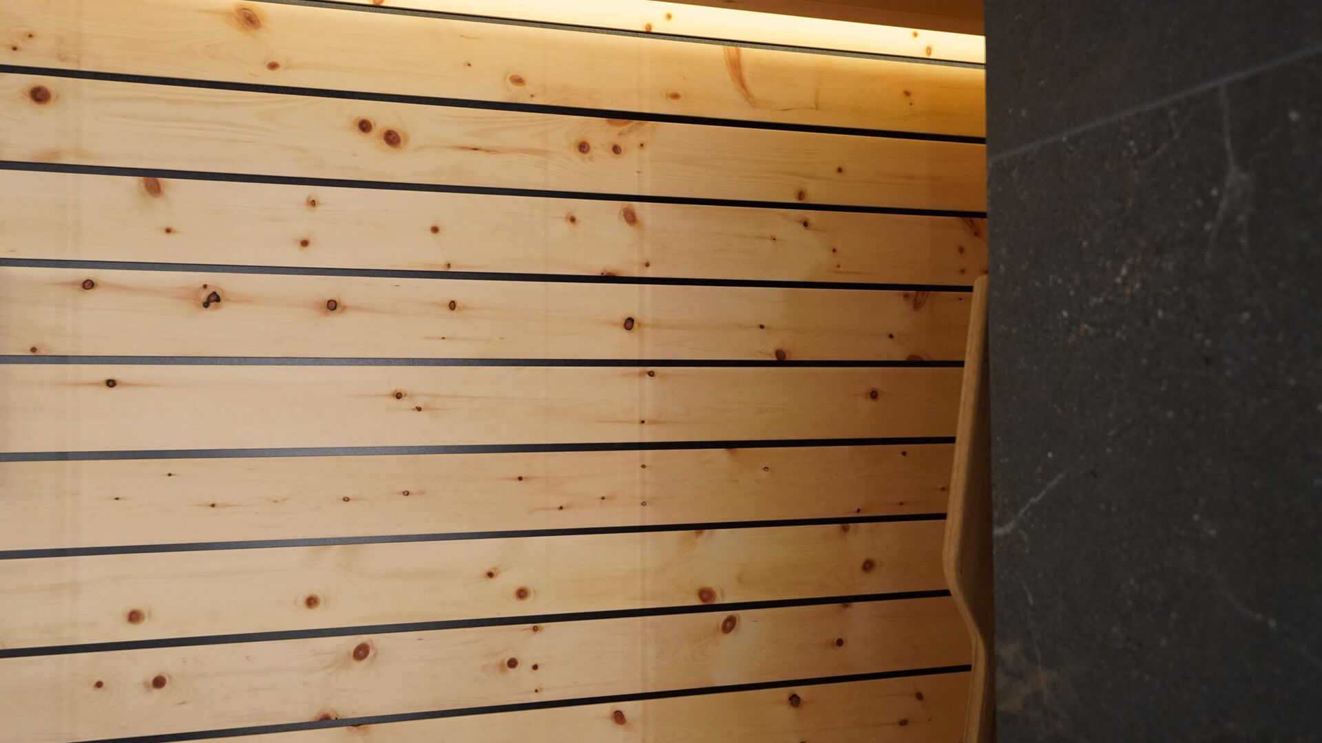 Kueng wellness Sauna Arvenholz Täferung min