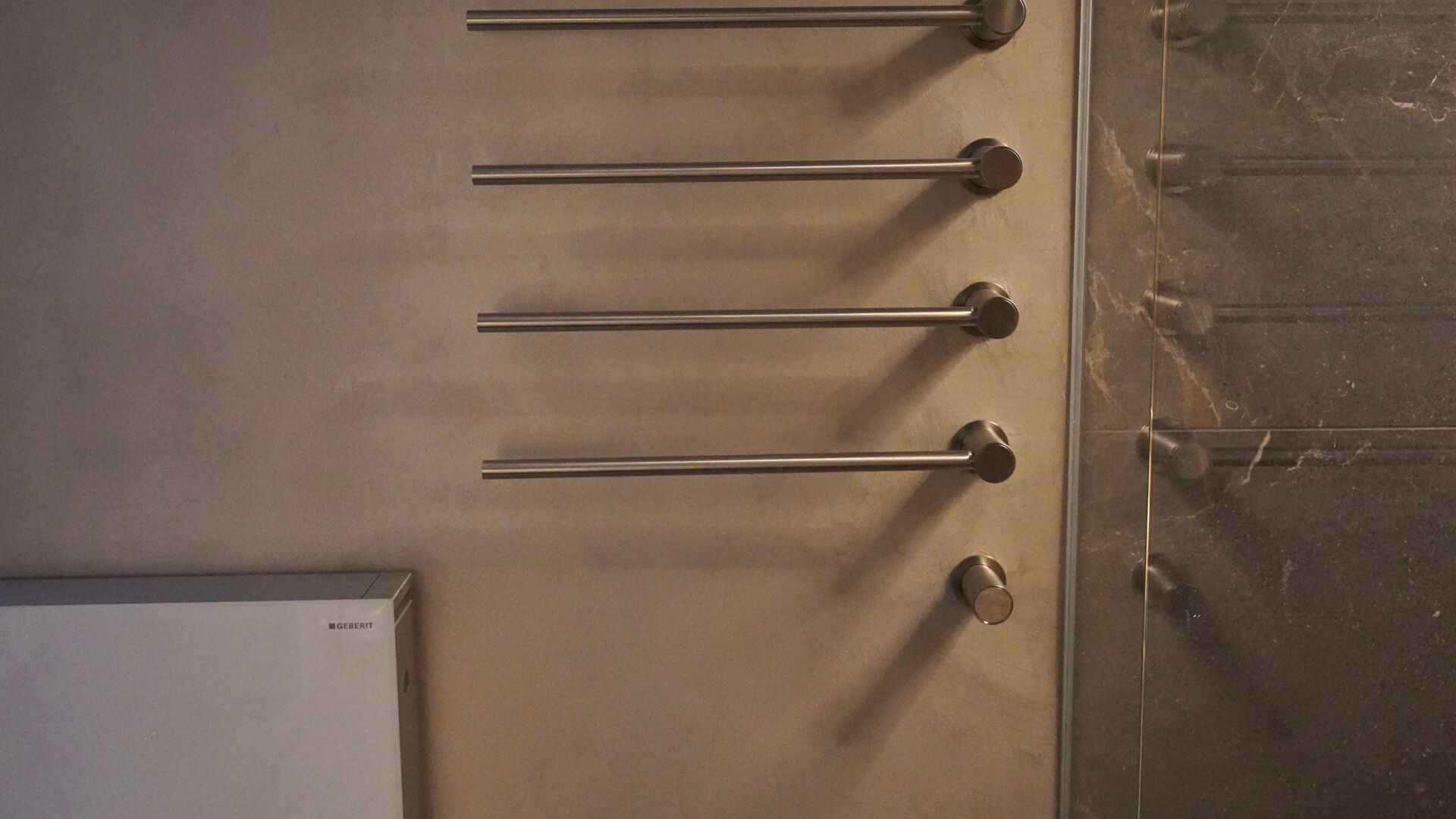 Kueng wellness Sauna Arvenholz tuchhalter min