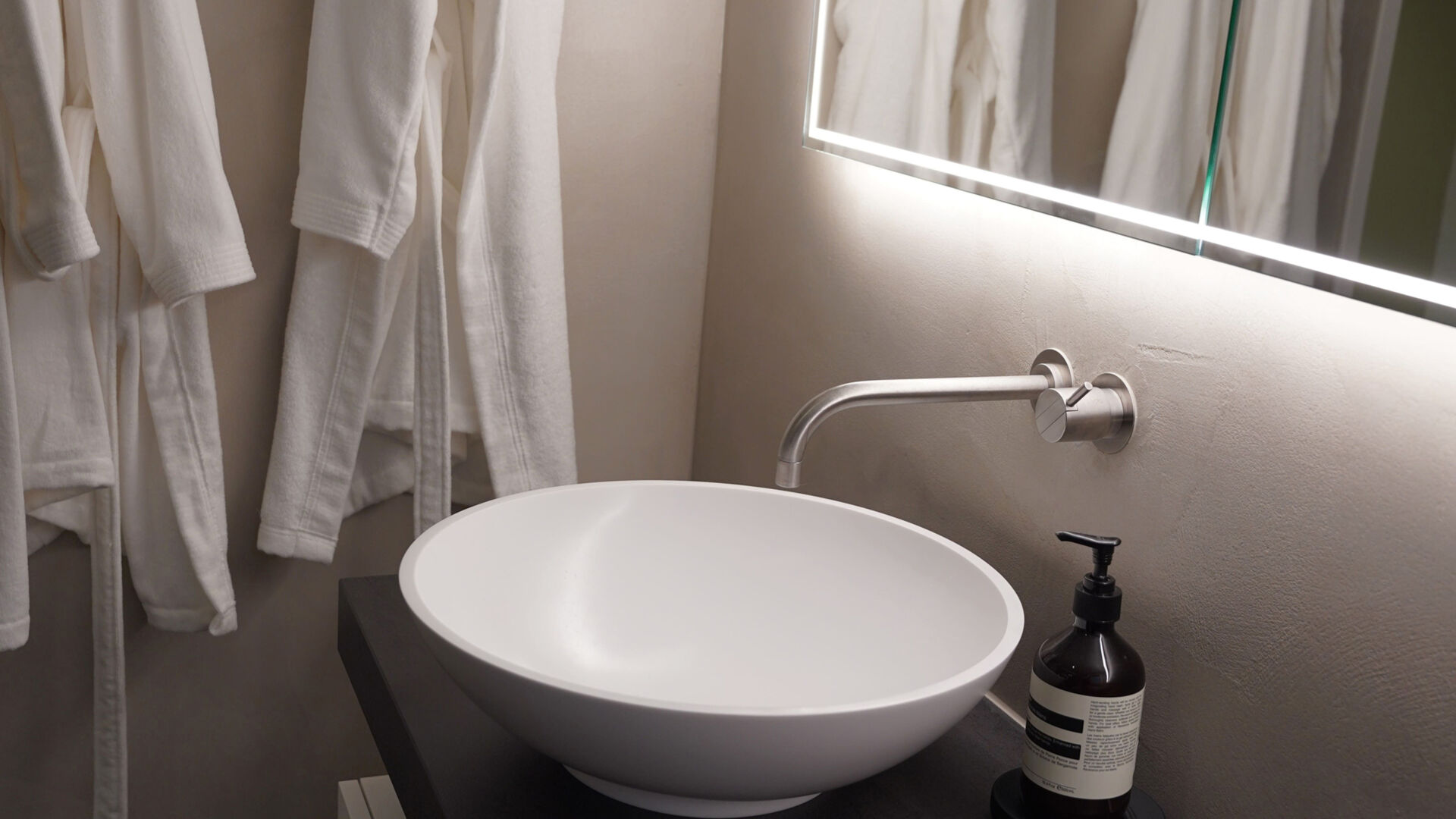 Kueng wellness Sauna Arvenholz waschbecken min