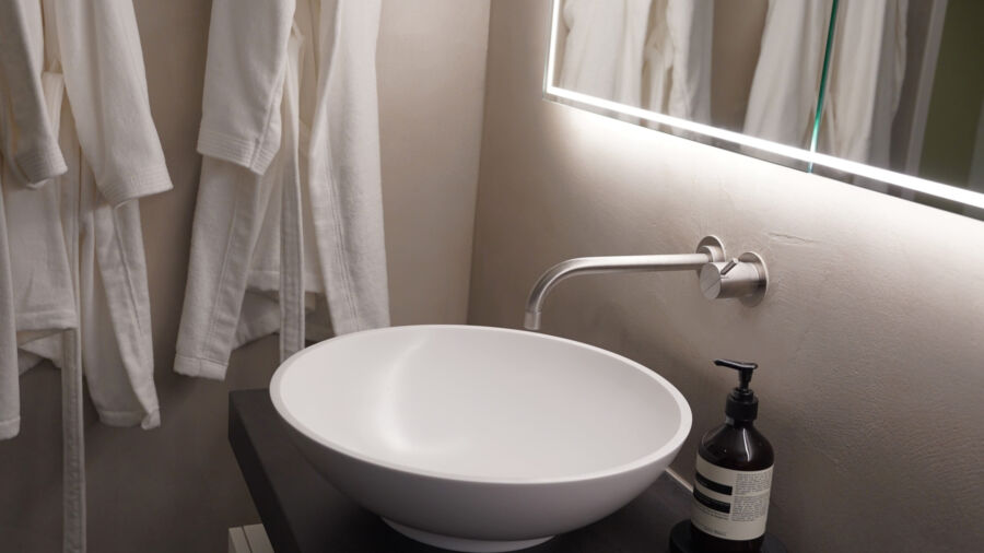 Kueng wellness Sauna Arvenholz waschbecken min