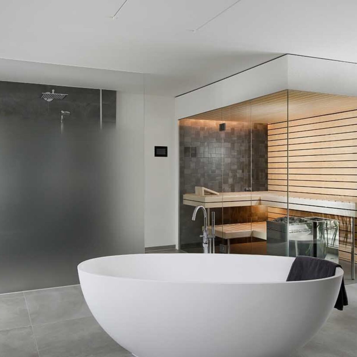 Freistehende Wanne und Bio-Sauna aus Polarkiefer