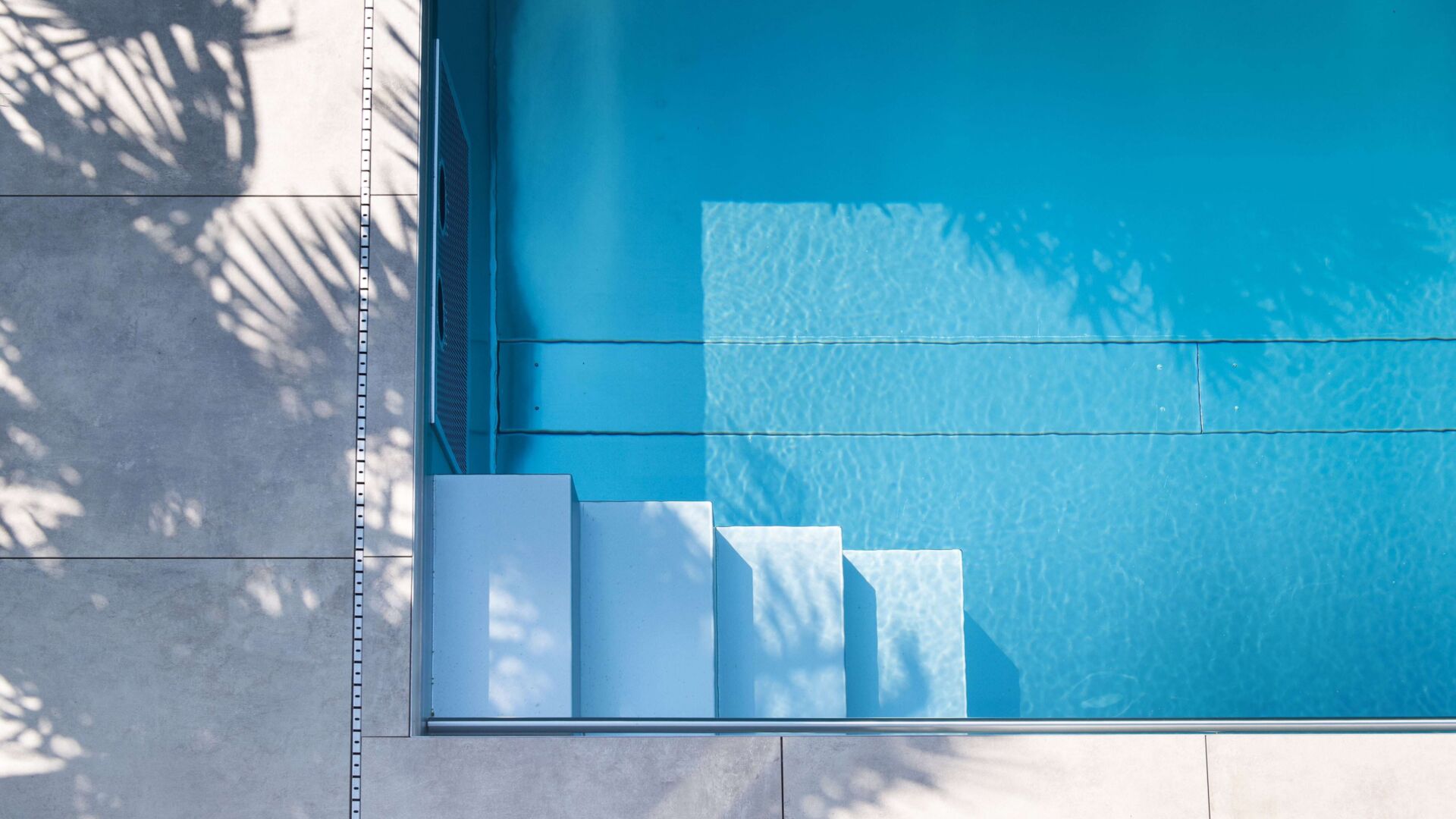 Aussenpool kueng wellness aussicht min