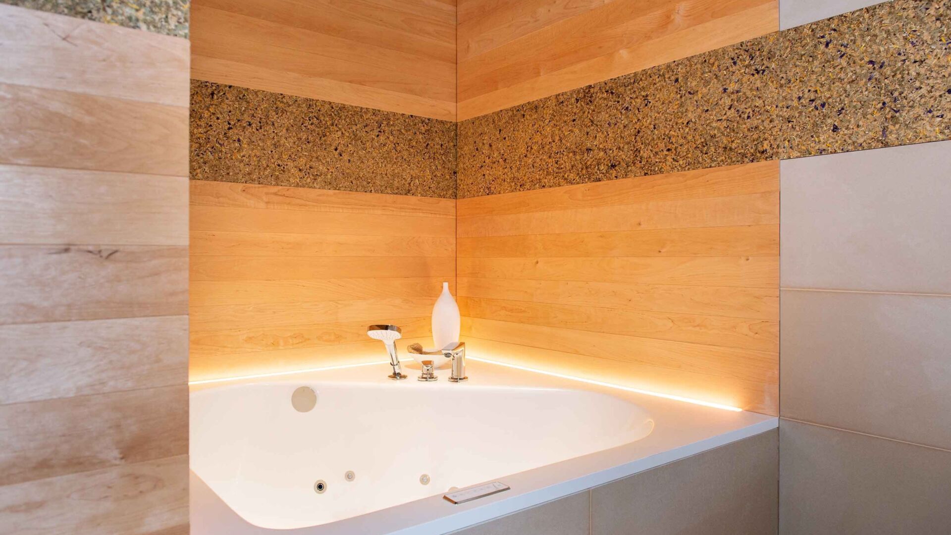 Kueng sauna wellness whirlwanne naturtapete