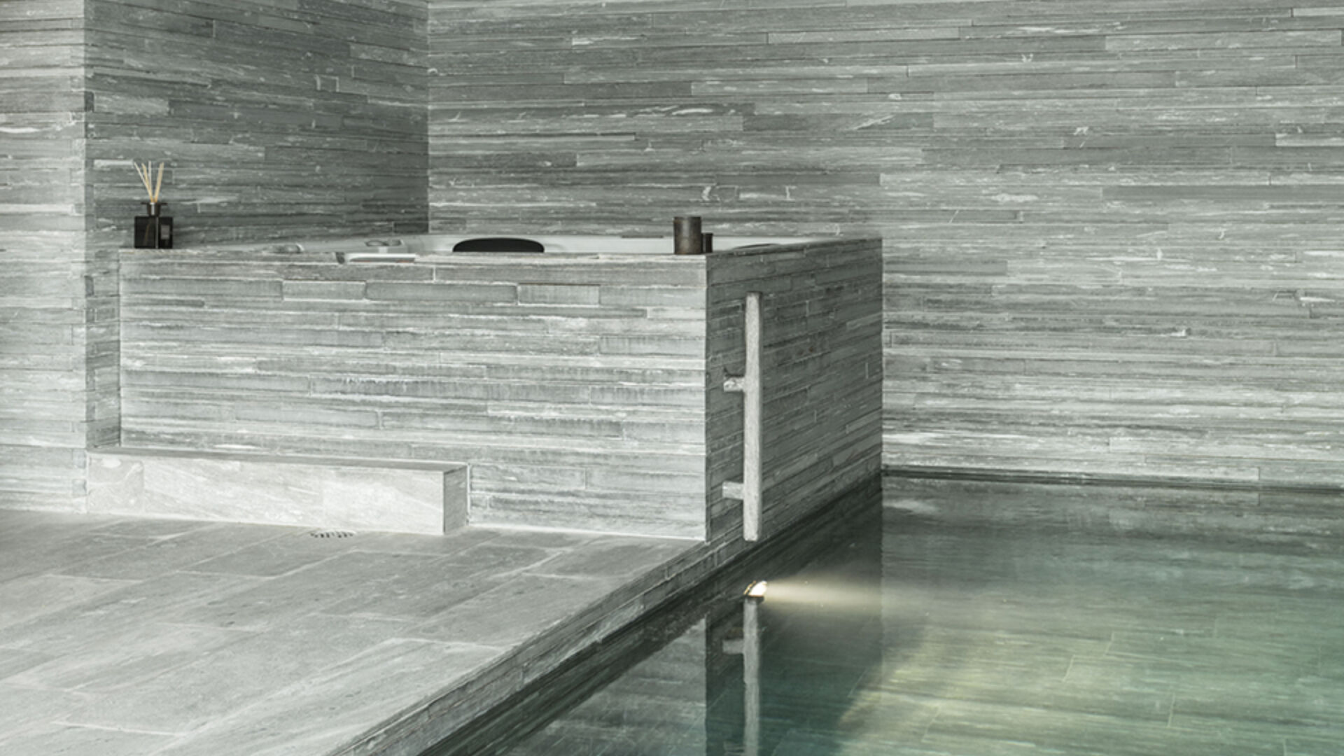 Schwimmbad indoor hallenbad naturstein valser quarzit kueng wellness galerie